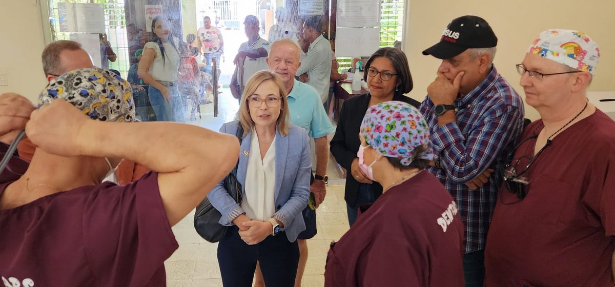 ChristinLaberge's tweet photo. Qué maravilloso día pasé con 12 trabajadores dentales canadienses y voluntarios de @KindnessInAction y @McGillDentistry. Tuve la oportunidad de ver su trabajo, creando hermosas sonrisas para más de 300 personas en la comunidad de Río San Juan.😀¡Gracias Dental Bears!🐻 https://t.co/M13GOlbU37