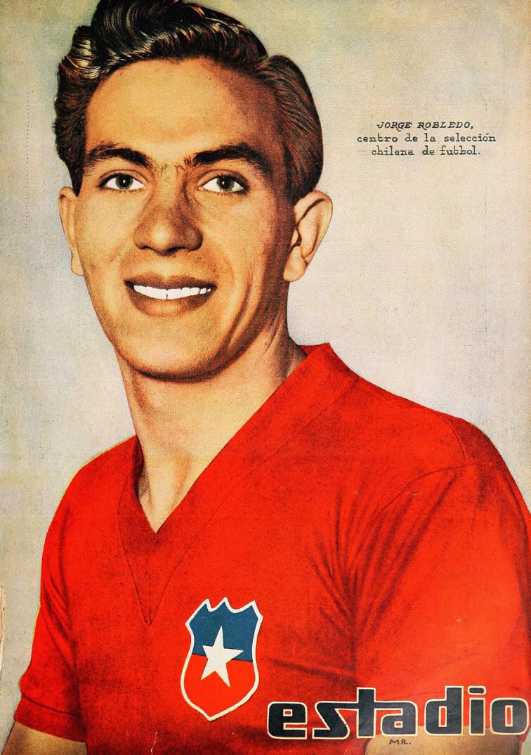 EdGrandeArea's tweet photo. O chileno que não falava espanhol, virou ídolo na Inglaterra e foi homenageado por John Lennon em um álbum.

14 de abril marca o nascimento de Jorge Robledo, atacante da seleção do Chile que disputou o Mundial de 1950, personagem do livro “Brasil 50”, de @Toni_Padilla.

🧶 https://t.co/ybOmIlS8vZ