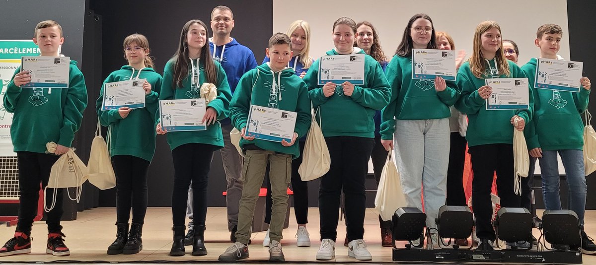 JulieLaunoy's tweet photo. Soirée des parents au collège de Belleu 📂harcèlement :
✅️présentation du rôle des ambassadeurs, les Invisibles et des travaux des élèves.
✅️présentation du travail de l'équipe ressource du collège 
✅️représentation de la compagnie Acaly suivie d'un débat 
@AcAmiens https://t.co/Kdm2fy0GN0