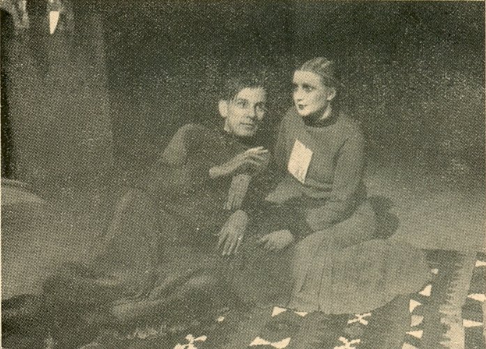 MiodragMilovan6's tweet photo. Fotografije iz SF drame "Sreća A.D." Vladimira Velmara Jankovića postavljene na sceni Narodnog pozorišta u Beogradu decembra 1933. godine. Scenografija Ananija Verbickog. https://t.co/6jHtxzIHPx