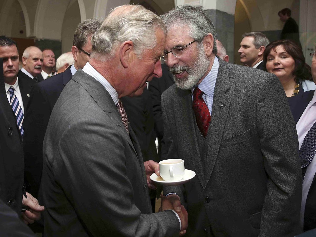 NiecyOKeeffe's tweet image. And here’s your king having the craic with the same lad.
