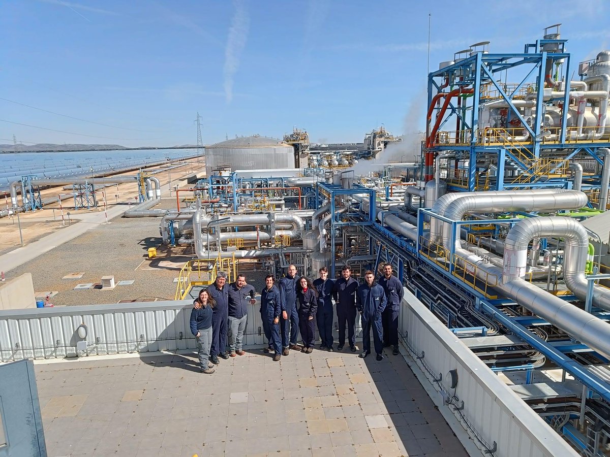 Visita de estudiantes del grado de #IngenieríaEléctrica a la central termosolar Manchasol 2 ubicada en Cinco Casas (#CiudadReal). 

#EnergíasRenovables #Ingeniería #Universidad @uclm_es