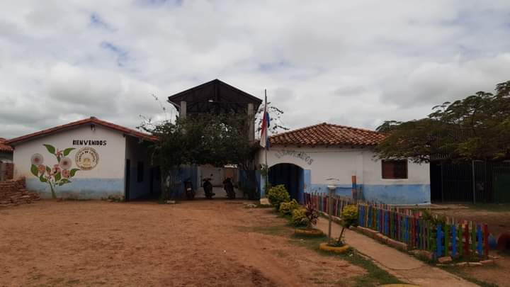 elnacionalpy's tweet photo. VOCACIÓN DE SERVICIO | 🇵🇾
🔹El profesor Víctor Maidana enseña de forma gratuita hace 2 años en la humilde escuela Santa Teresa de Calcuta, en Concepción.
🔹Es Máster en Psicología Clínica (haciendo doctorado), con especialización en psicología educacional y psicoterapia. https://t.co/mO2AtF0ePl