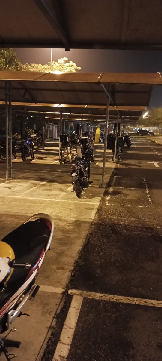 BobCintaRasul's tweet photo. Pergh..dari jauh aku ingatkan pocong la tadi..rupa²nya raincoat..nasib baik aku xde kencing manis..hawau tul.. https://t.co/tZCsN9Erub