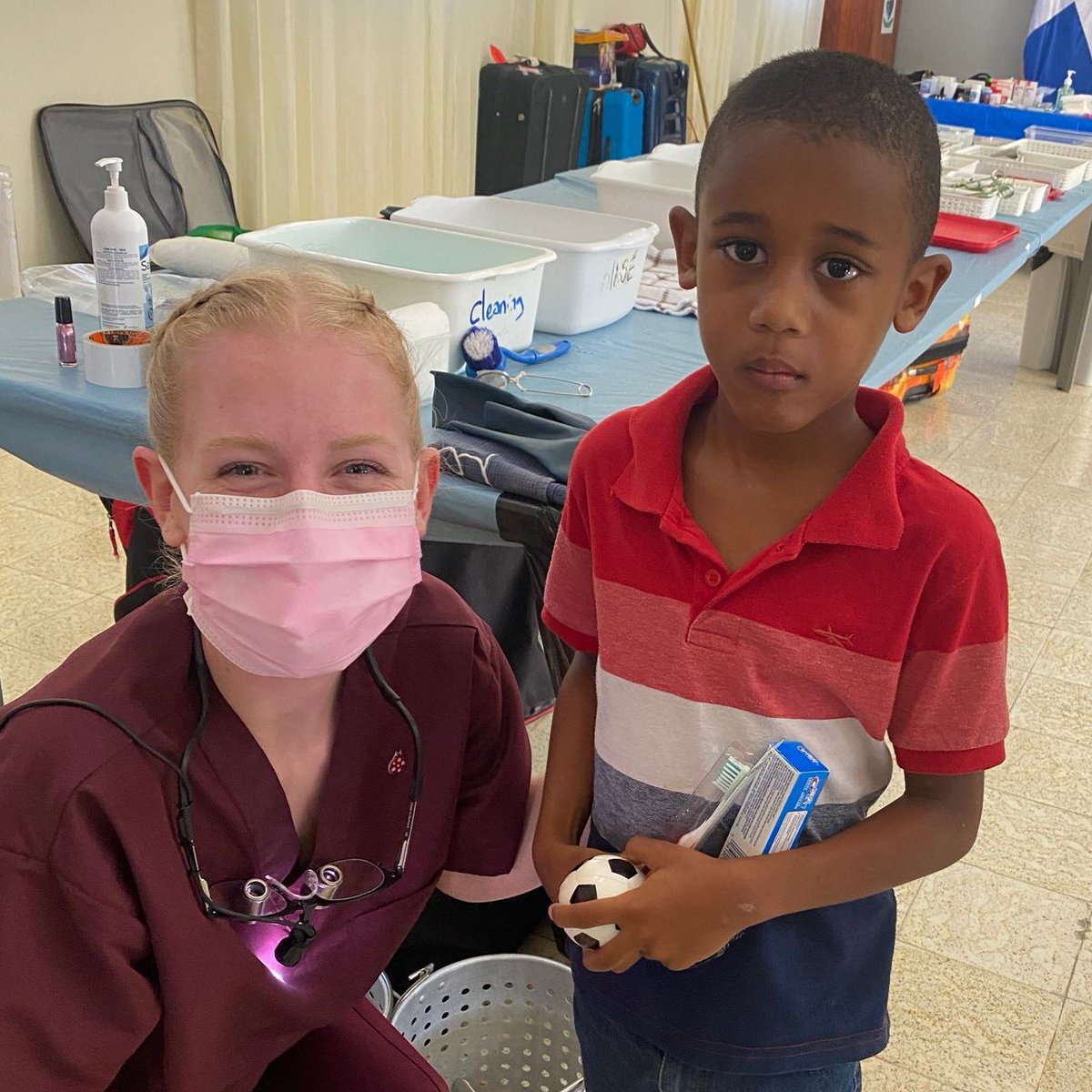 ChristinLaberge's tweet photo. Quelle belle journée passée avec 12 bénévoles canadiens en dentisterie de @KindnessInAction et @McGillDentistry J'ai eu la chance de les voir au travail, créant de beaux sourires pour plus de 300 personnes dans la communauté de Rio San Juan.😀Merci Dental Bears!🐻 https://t.co/GQMgaNuM4P