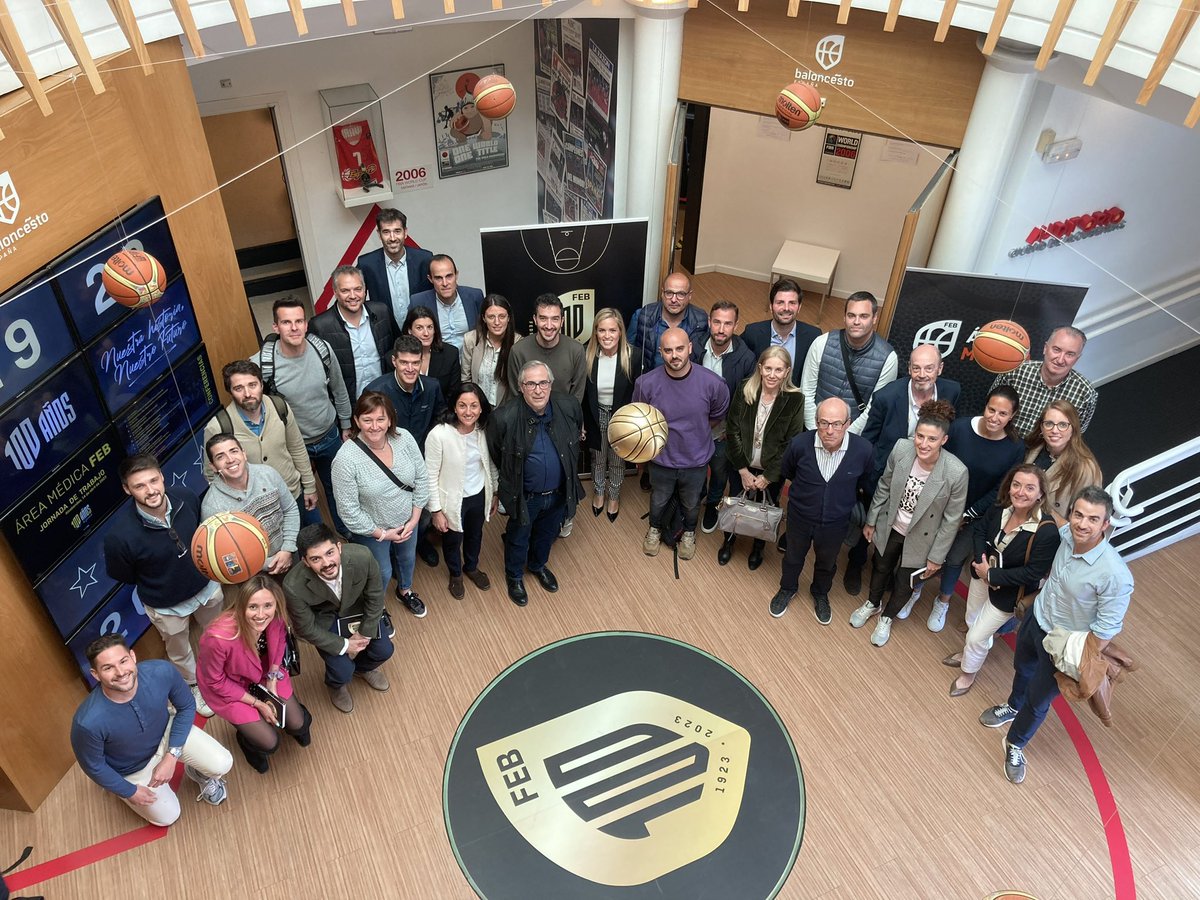 islandwalls's tweet photo. Jornadas del Área Médica FEB con motivo de su Centenario.Muchas gracias @BaloncestoESP @jgarbajosa15 por la confianza.Muy contentos con el resultado por las interesantes ponencias y posterior coloquio de todos los médicos y fisioterapeutas de las selecciones nacionales #LaFamilia https://t.co/gHMx5nJnss