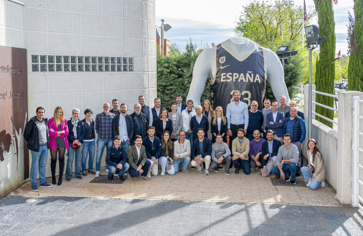 islandwalls's tweet photo. Jornadas del Área Médica FEB con motivo de su Centenario.Muchas gracias @BaloncestoESP @jgarbajosa15 por la confianza.Muy contentos con el resultado por las interesantes ponencias y posterior coloquio de todos los médicos y fisioterapeutas de las selecciones nacionales #LaFamilia https://t.co/gHMx5nJnss