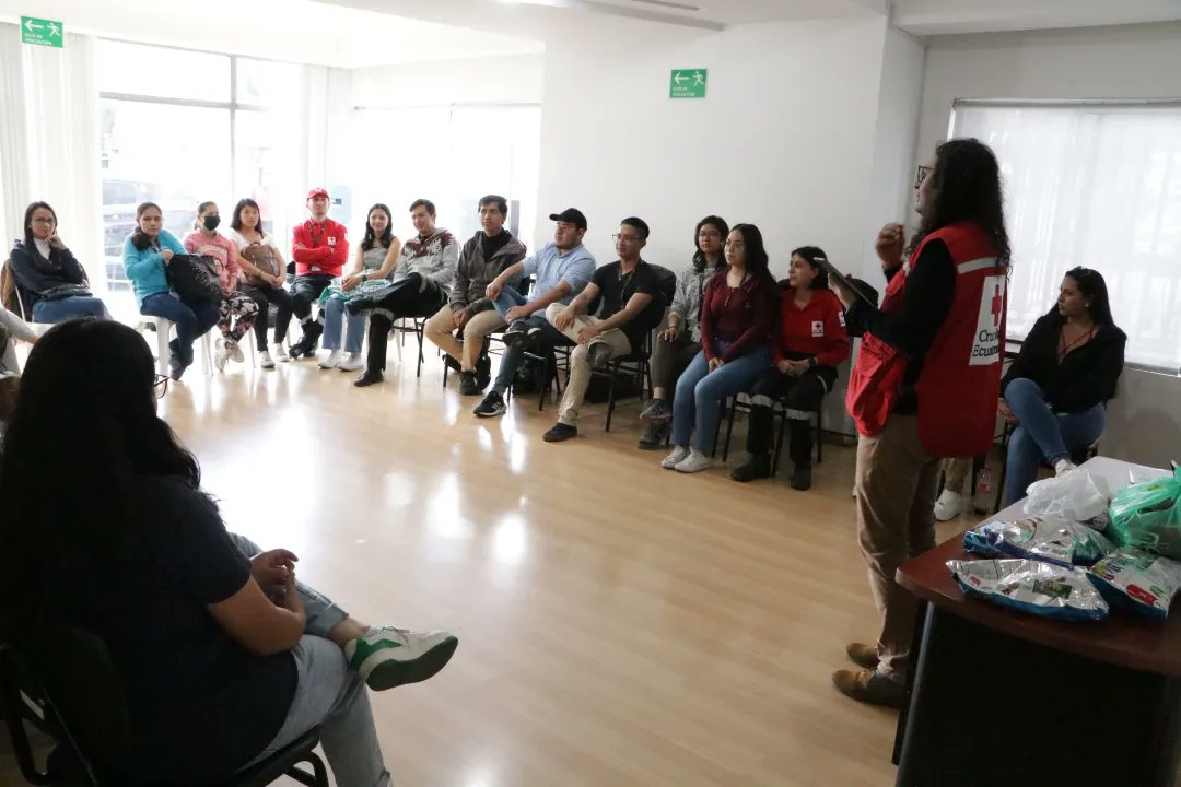 CruzPichincha's tweet photo. ¡ #AlCafecito ☕️ con nuestros cruzrojistas ⛑️! En esta sesión, nuestros voluntari@s 🙋🏻‍♂️🙋🏻‍♀️ conocieron el proyecto #ConSentidos 🧠 de #Limittless y los motivamos a desarrollar sus propias iniciativas de innovación 💡. #CruzRojaPichincha ❤️ #SolferinoAcademy @IFRCInnovation https://t.co/2ULZ7hnZhP
