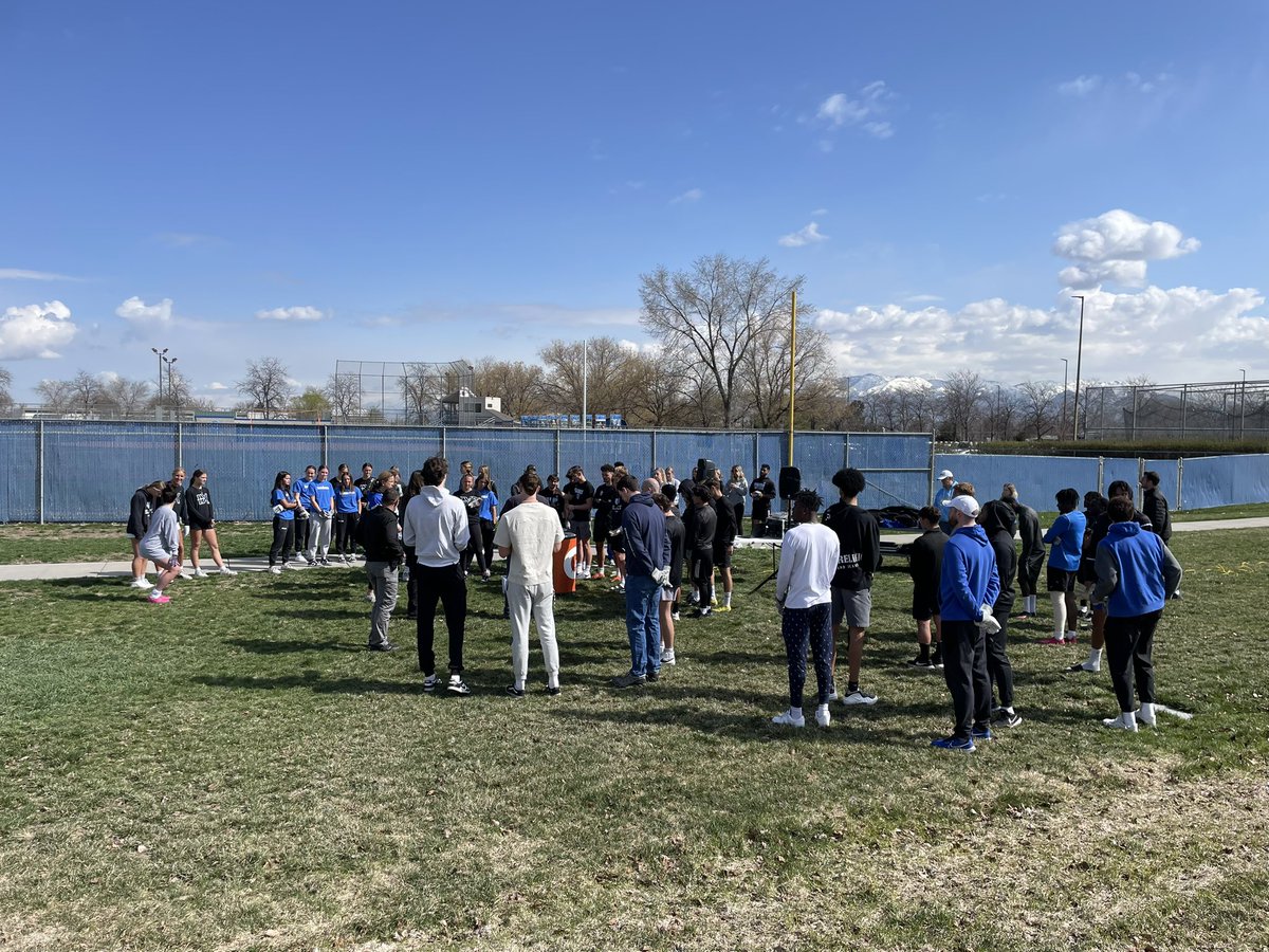 slccbruins's tweet image. @SaltLakeCC student-athletes volunteer to help fill 1,000 sandbags for potential flooding! Way to go Bruins! #bruinway
