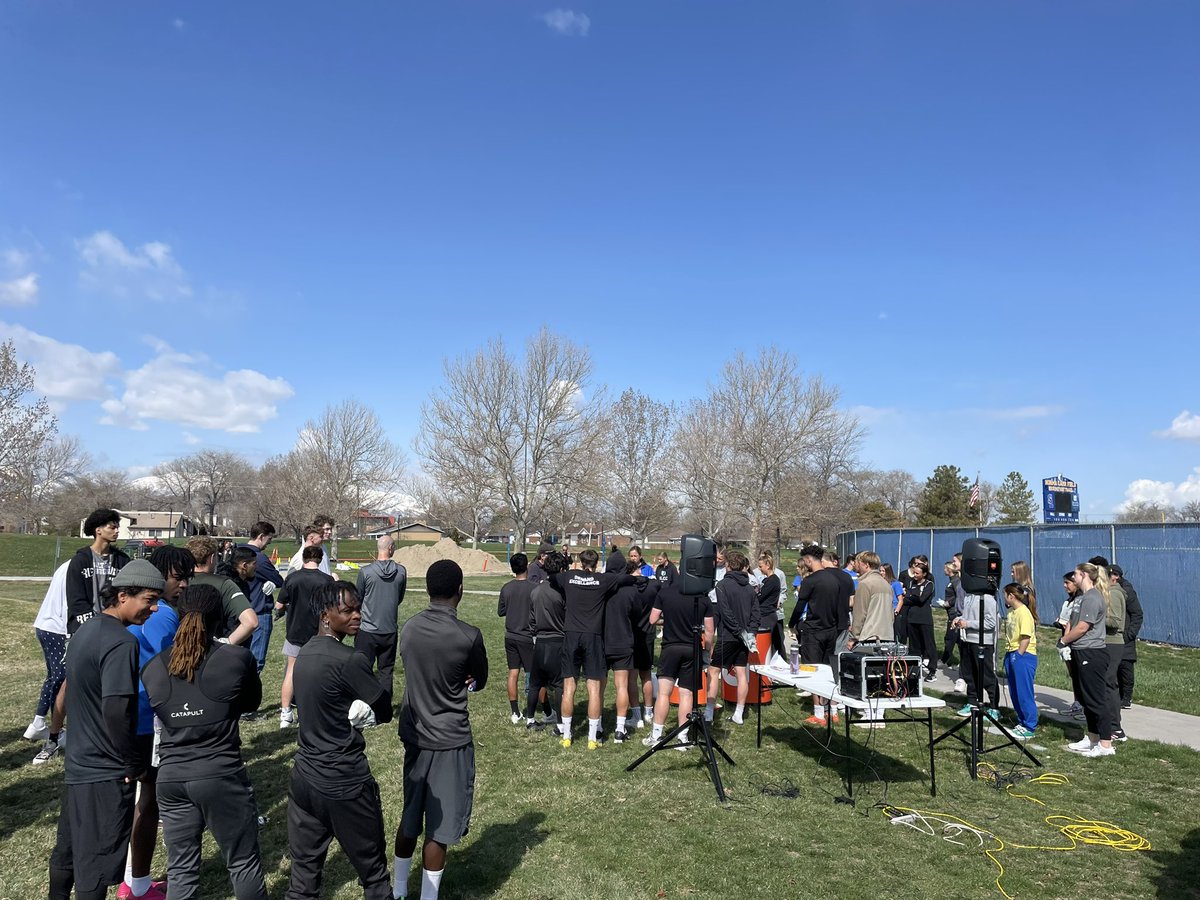 slccbruins's tweet image. @SaltLakeCC student-athletes volunteer to help fill 1,000 sandbags for potential flooding! Way to go Bruins! #bruinway