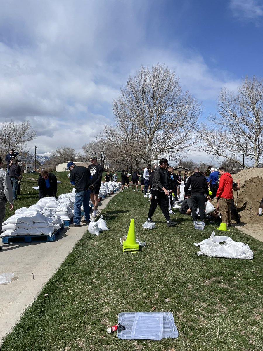 slccbruins's tweet image. @SaltLakeCC student-athletes volunteer to help fill 1,000 sandbags for potential flooding! Way to go Bruins! #bruinway