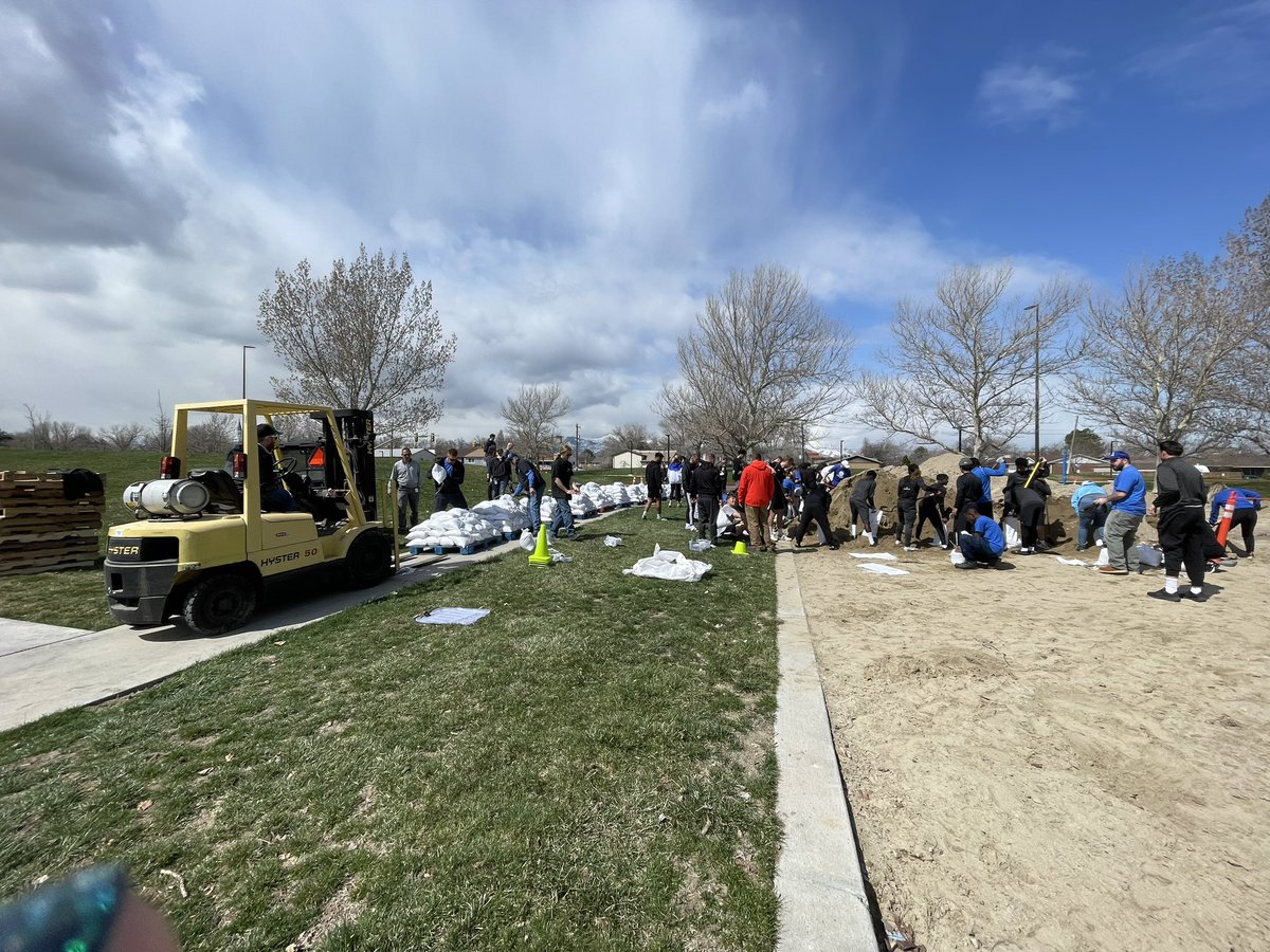 slccbruins's tweet image. @SaltLakeCC student-athletes volunteer to help fill 1,000 sandbags for potential flooding! Way to go Bruins! #bruinway