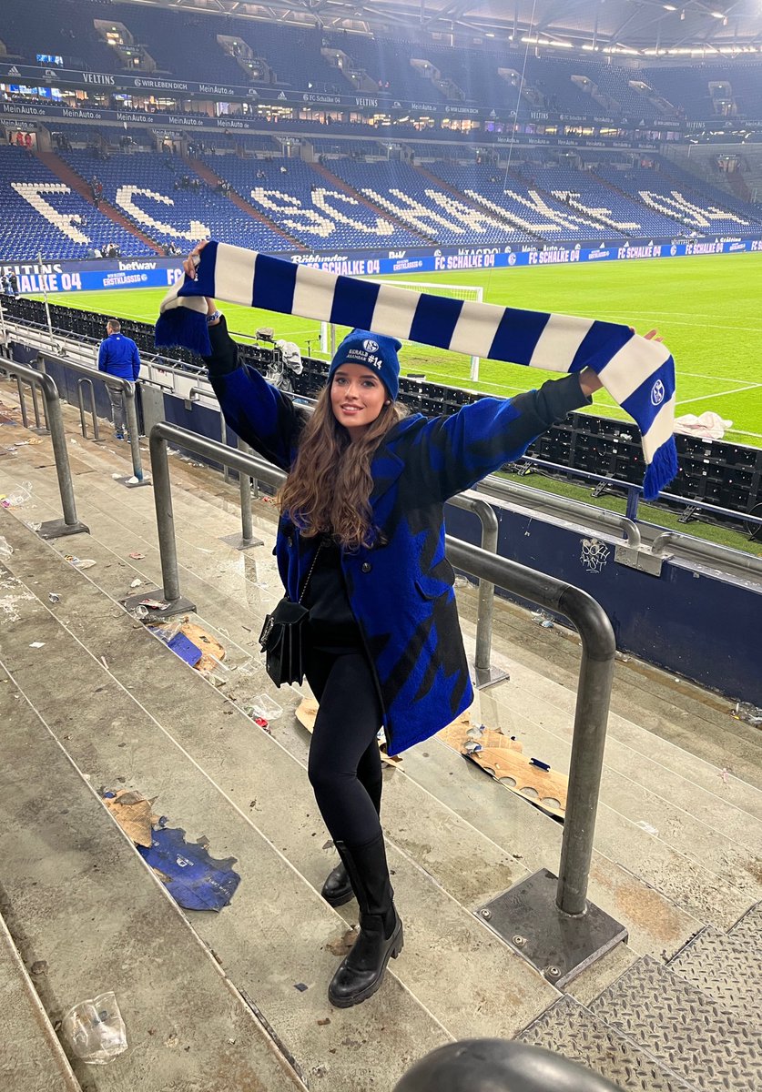 meeliinaak's tweet photo. Hundertmal schon totgesagt,
Doch dann stehst du wieder auf💙 #S04BSC #s04 @s04 https://t.co/wjD9CCupph