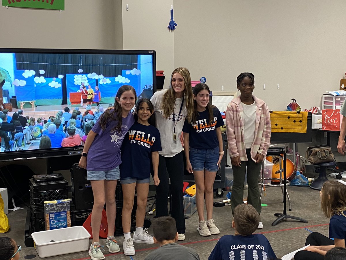 Loved visiting @CFISDWells music class and Mr Kastor with @hayliestum today! Haylie was Snoopy in the same play @CFISDKeith back in the day! Get you a music teacher like Mr Kastor who inspires for a lifetime! 🧡💙🧡💙🧡