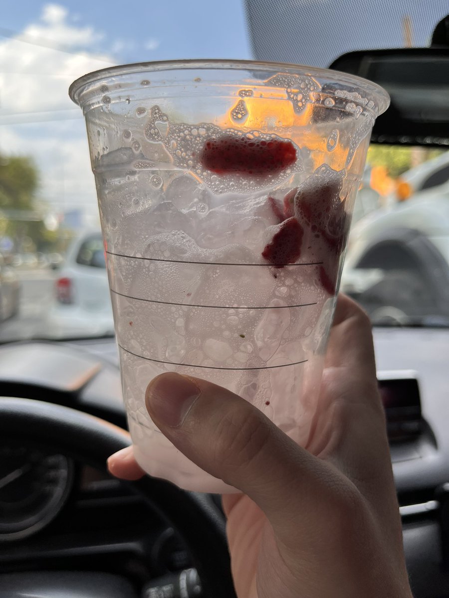 TKZaitzev's tweet photo. @StarbucksMex deberían de hacer sus bebidas con menos hielos , solo le di 4 sorbos y se terminó , ahora si se pasaron de rateros https://t.co/TgX3QdkWA1