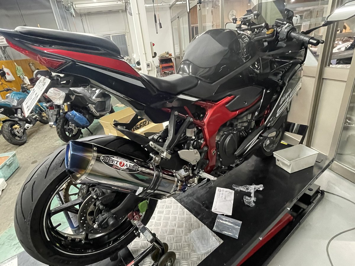 Saqurise39's tweet photo. 昨年末に注文したマフラーがやっと届きました!カラーはメタルブラックに。
本日は雨の為乗れず。。。明日が待ち遠しい!
#zx25r
#BEET
#NASSERT https://t.co/pcMBKHAtFd