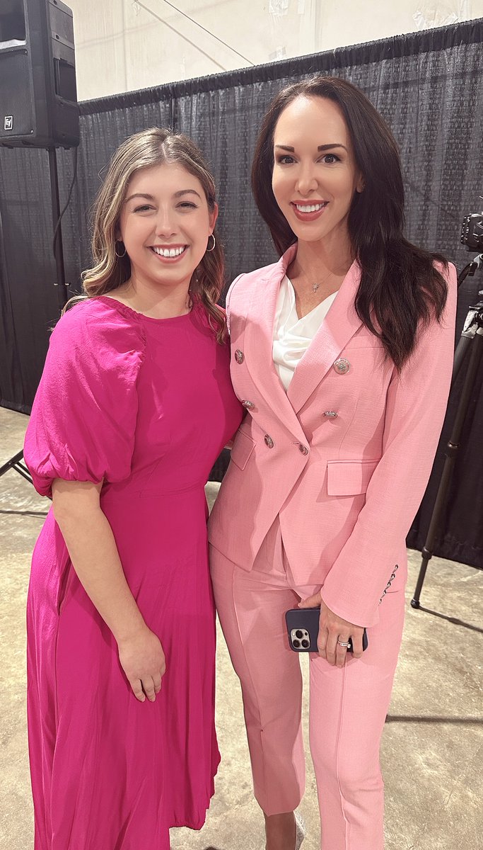 MegKinnardAP's tweet photo. Also got to see old friends and hang out with a bright group of comms students from @JSCC_main - as well as some great folks from @UTMartin. 

West TN will always have a piece of my♥️. 

Of course, I told them all: 

Self-exam. Get a mammogram. Advocate for yourself. #BeatCancer https://t.co/Doj0cyemb3