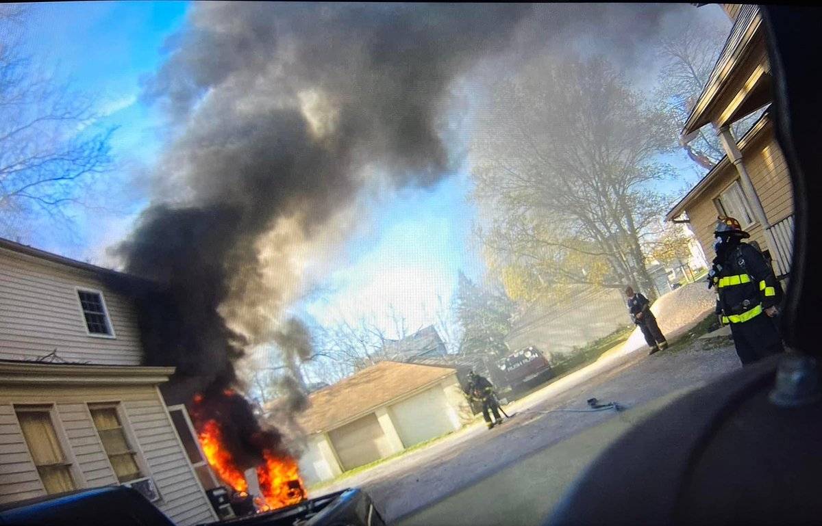 IAFFlocal204's tweet photo. At 5:55 PM yesterday, Warren Fire was responded to Porter St NE for a structure fire with possible entrapment. Units arrived on scene and reported a working fire. Crews entered the structure encountering fire on multiple floors. no injuries, fire is under investigation. #oapff https://t.co/Tg6fHbiG3E