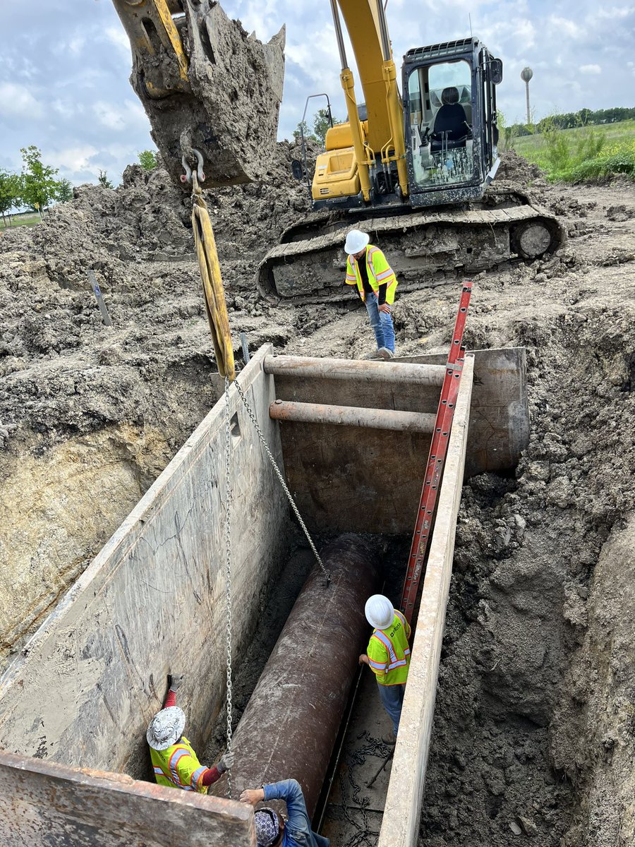TeamGumball5's tweet photo. Last stop of the day. The boys gettin ‘er done on a Friday 2 close the week strong, they definitely deserve all the beers 🍻 tonight. Felt great 2 spend all day in the field, it had been a while #BigBoyShit #TeamUnderground #ConstructionGuys #Infrastructure #ILayPipe #TeamAustin https://t.co/JwmGwIZSzJ