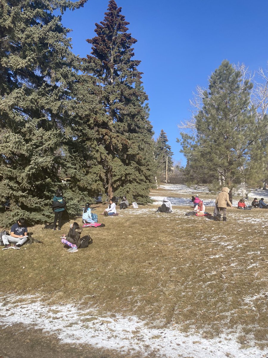 ms_bowersclass's tweet photo. We had an amazing morning at Confederation Park this morning. We practiced our journaling techniques, enjoyed a sharing circle and played some Indigenous games. https://t.co/fdqDPJZ1Hu
