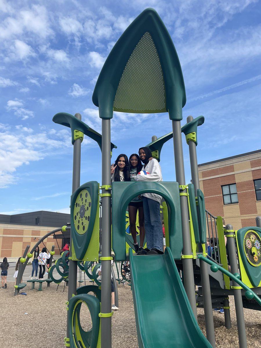 mrsjerger's tweet image. Thank you @adeDCSD for letting @erms_DCSD play today. This is proof middle schoolers benefit from recess! #mapgoals #mapreward