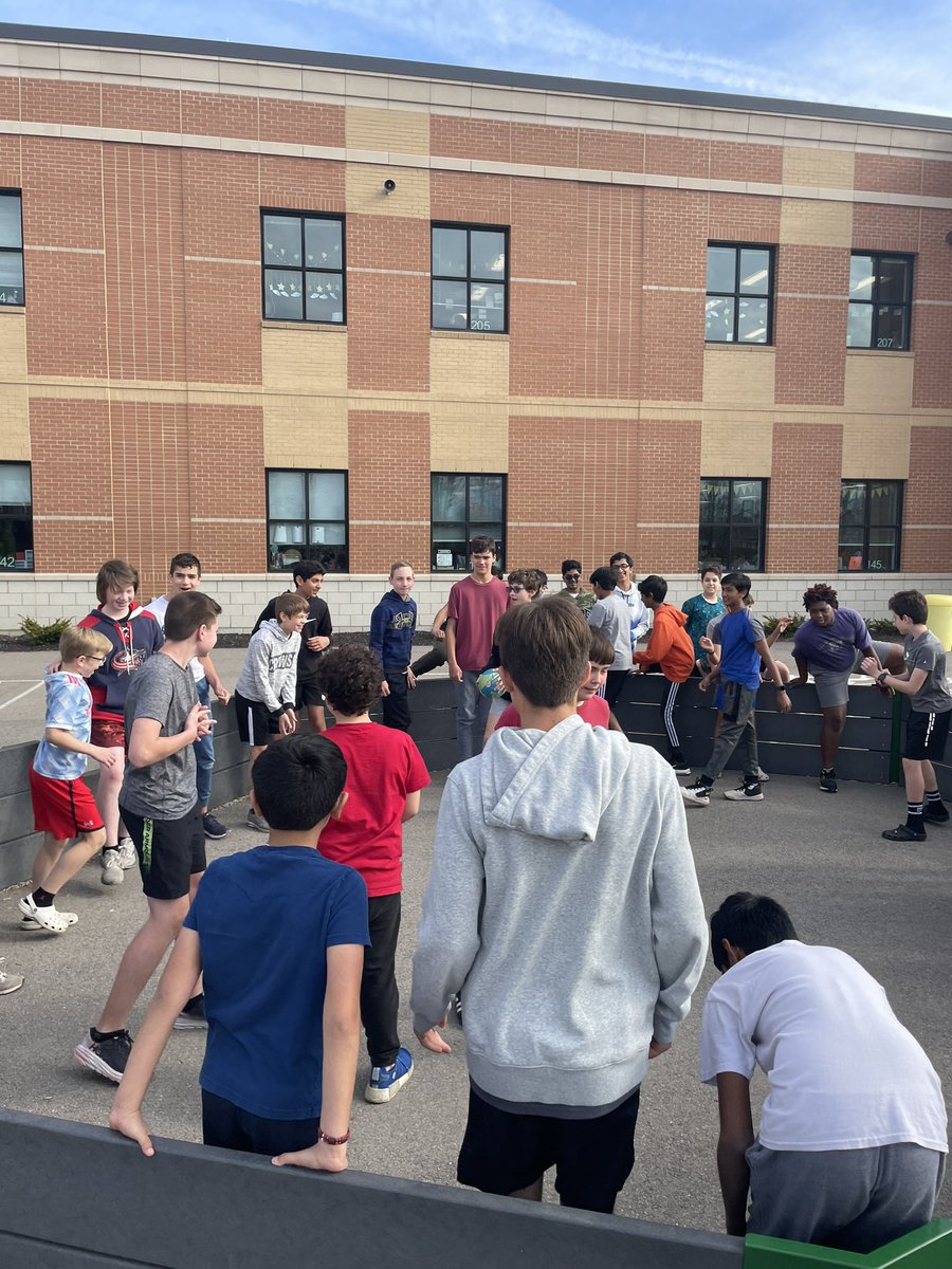 mrsjerger's tweet image. Thank you @adeDCSD for letting @erms_DCSD play today. This is proof middle schoolers benefit from recess! #mapgoals #mapreward