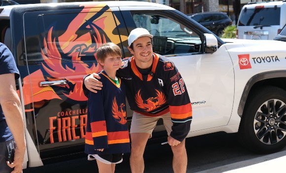 NBCPalmSprings's tweet image. Firebirds giving out some FREE #FiredUp merch today!

@APots94 out on El Paseo taking pictures &amp;amp; signing tees for fans 🌟 @Firebirds