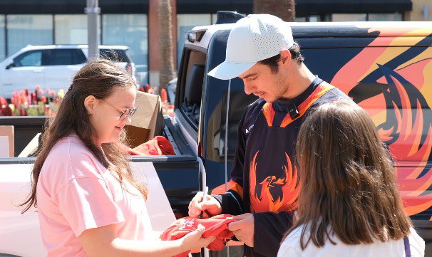 NBCPalmSprings's tweet image. Firebirds giving out some FREE #FiredUp merch today!

@APots94 out on El Paseo taking pictures &amp;amp; signing tees for fans 🌟 @Firebirds