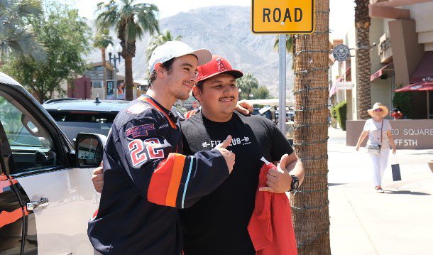 NBCPalmSprings's tweet image. Firebirds giving out some FREE #FiredUp merch today!

@APots94 out on El Paseo taking pictures &amp;amp; signing tees for fans 🌟 @Firebirds