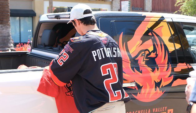 NBCPalmSprings's tweet image. Firebirds giving out some FREE #FiredUp merch today!

@APots94 out on El Paseo taking pictures &amp;amp; signing tees for fans 🌟 @Firebirds