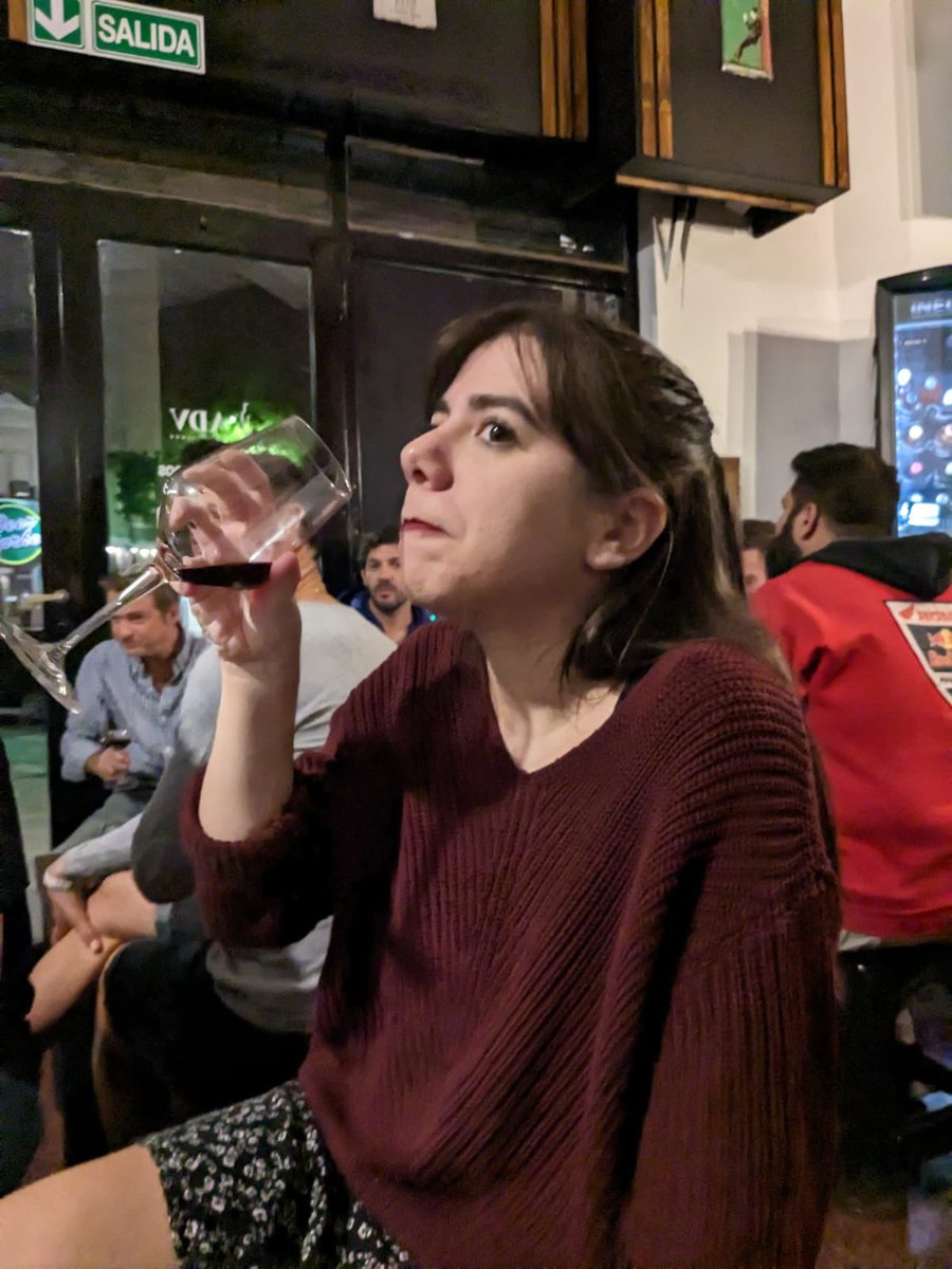 malerossetti's tweet photo. Yo: voy a ir a una cata de vinos me hare la bella y misteriosa a ver si alguien se enamora de mi

Yo con media copa: https://t.co/Ud4Mpt9L4B