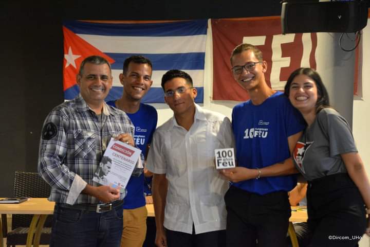 #SomosFEU_FACSOC✊🏻❤️🇨🇺

En el día de hoy la @FeuUho le otorgó a la <a href="/FacsocUho/">FEU FACSOC UHo</a> la Condición Centenario de la FEU, por su entrega, consagración y compromiso con la Federación Estudiantil Universitaria.
Vamos por más, sin miedo al éxito✊🏻

<a href="/FeuCuba/">FEU de Cuba</a> 
<a href="/UJCdeCuba/">UJC de Cuba</a>