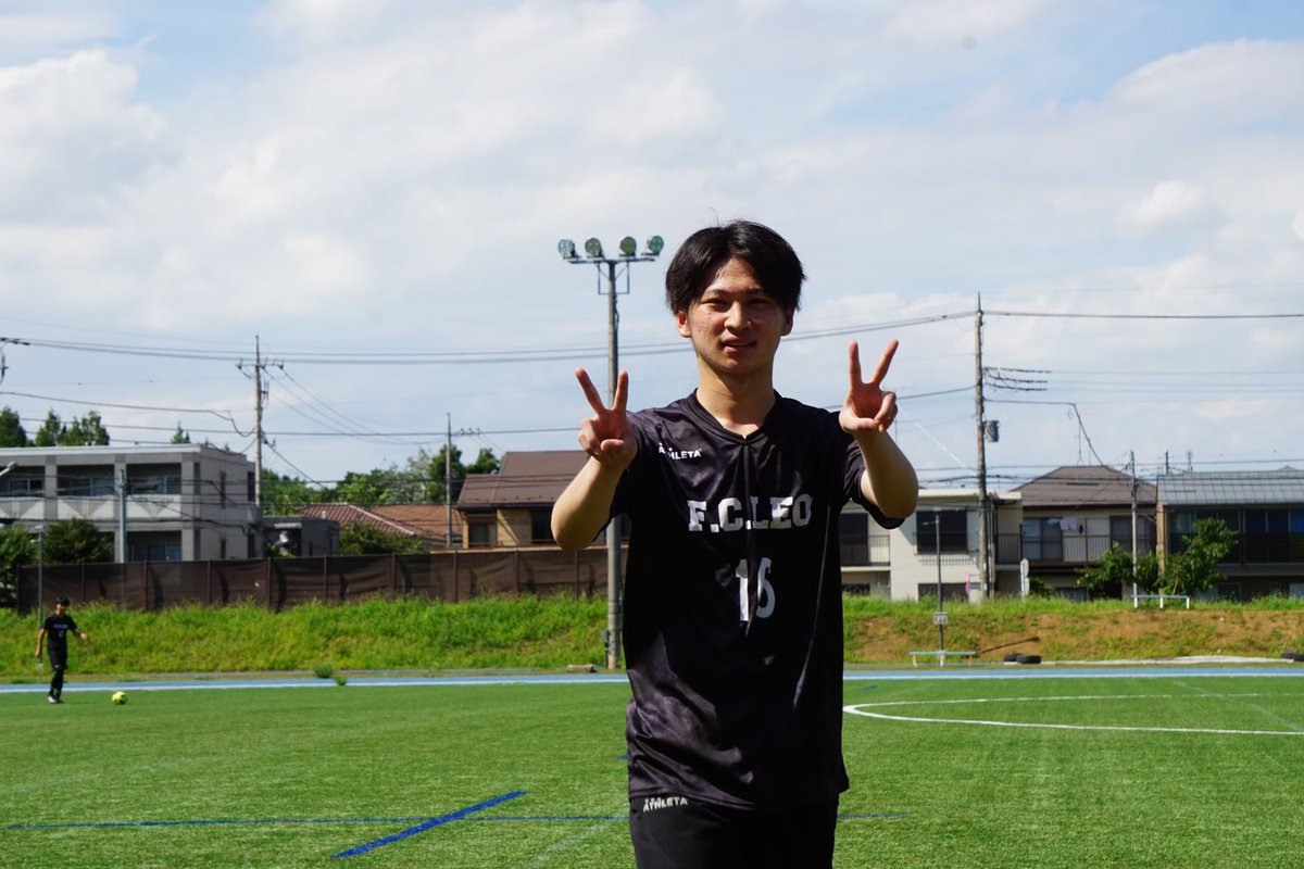 FC___LEO's tweet photo. F.C.LEOメンバー紹介【A国⠀りょうた】

開始すぐにバテるが、サッカー脳だけは最後まで冴えているThe陽キャ男。
コミュ力が高く、初めて会った人を連れて練習に参加することも…

単位への不安はありますが、彼のプレーに心配は無し🌟 頼みます、副キャプテン。 https://t.co/t71j5VqPWZ