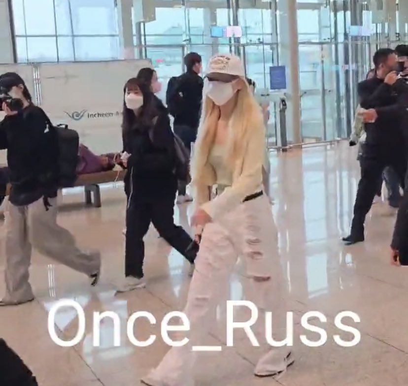 CHAERYEONG BLUE HAIR
LIA BLONDE HAIR
OMG