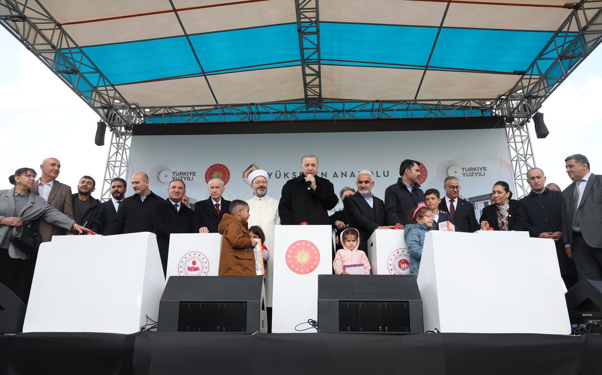 mhpadanasim's tweet photo. Cumhurbaşkanımız Sayın Recep Tayyip Erdoğan ve Genel Başkanımız Sayın Devlet Bahçeli, Diyarbakır'da Deprem Konutları Temel Atma ve 1432 Konut ve 17 Dükkân Anahtar Teslim Töreni'ne katıldı. https://t.co/EHtWpElYay