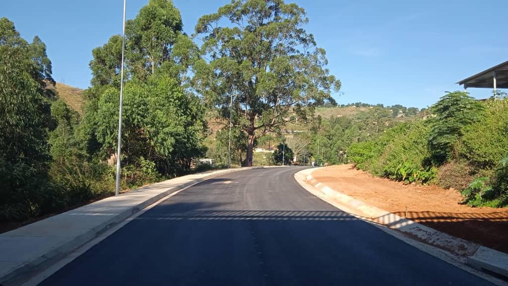 date_africa's tweet photo. 🇸🇿Eswatini : MAKHOSINI DRIVE UPGRADED 
* The road passing Sifundzani Primary School is open for public use
* Road markings are scheduled for next week 

#utdaeswatini #utdainfo #utdambabane #utdaroad #utdaupgrade #utdamakhosini_drive #utdasifundzani_Primary_School https://t.co/5sg1HNo1SV