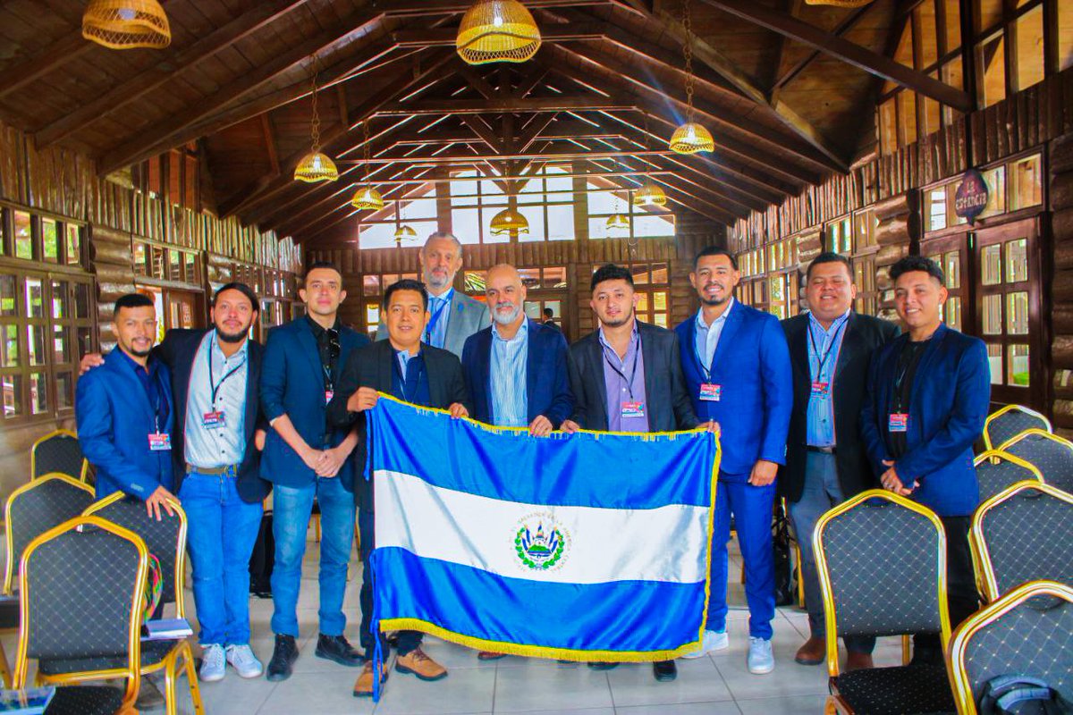 ConapejSv's tweet photo. #VisitaAHonduras 🤝🏻🇭🇳 |  Fuimos invitados a participar en el Congreso de Juventudes para Latinoamérica y el Caribe 2023, el cual tiene como objetivo crear espacios de participación y diálogos como mecanismo para la garantía de los derechos humanos en materia de juventud. https://t.co/zLAr3JfSGa