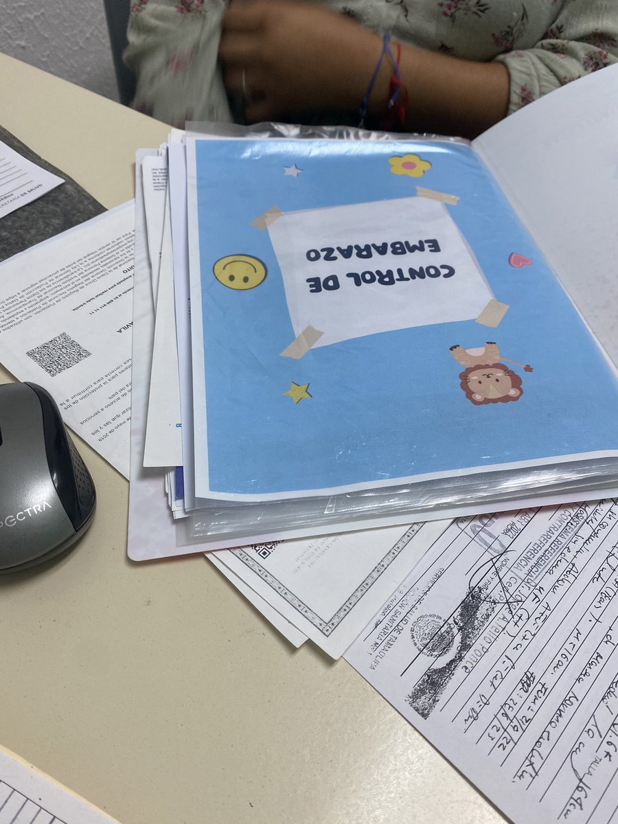 nalee19p's tweet photo. Veaaaaan🥹🥹🥹🥹 la paciente traía todo organizado en su carpeta, primer ultrasonido segundo, primeros labs y así 🫶🏻💓 te tqm G1 19 años 🥰 https://t.co/LN2Wsj88Af