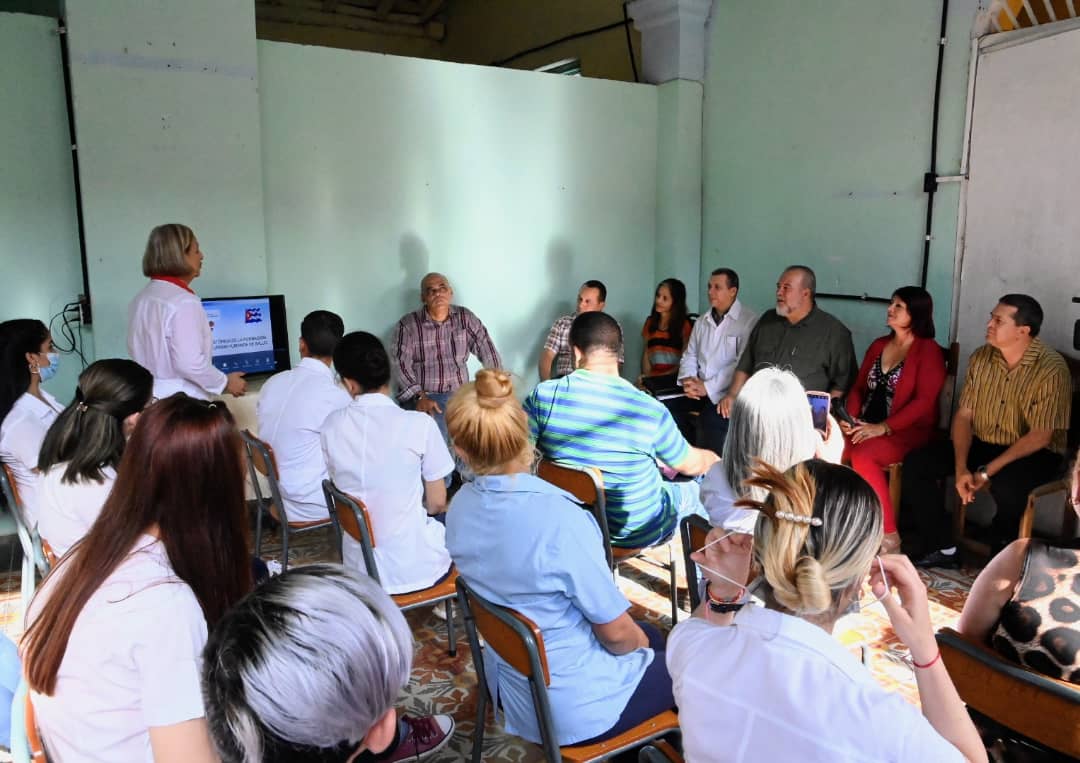 MMarreroCruz's tweet photo. En la Residencia Estudiantil de la Universidad de Ciencias Médicas de #Gibara, intercambiamos con estudiantes y profesores, a quienes transmitimos toda nuestra confianza y los incitamos a seguir investigando y no cesar en la superación profesional.
#CubaPorLaSalud 🇨🇺 https://t.co/ZCqvlXuOAi