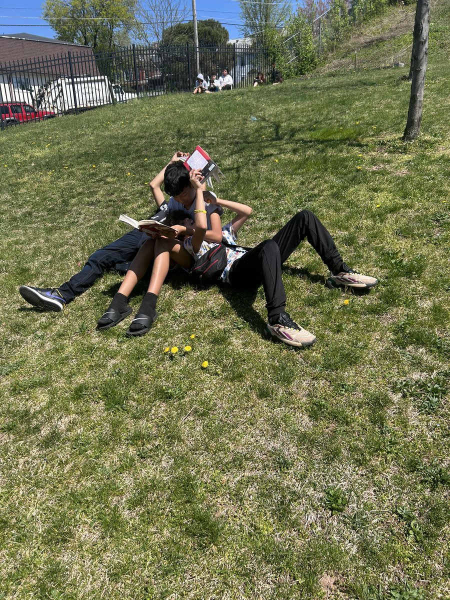 MrsMoll_'s tweet photo. Couldn’t miss the opportunity to take the kids and their books outside to read in the warm sunshine this week☀️📖 #RSDproud https://t.co/gOzLUyC2pL