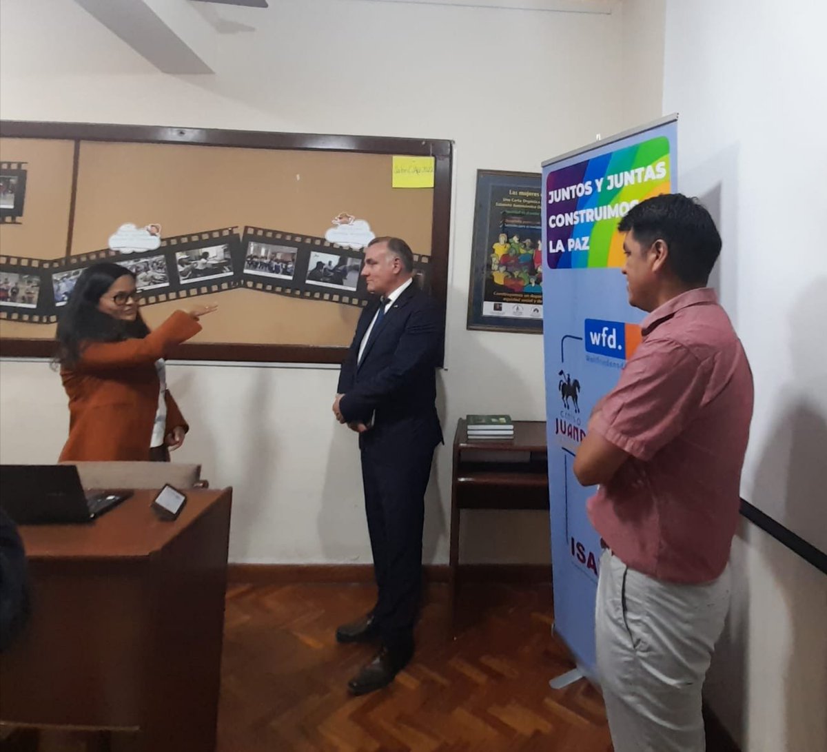 AlemaniaBOL's tweet photo. Hoy conocí el importante trabajo de Acción Cultural Loyola #ACLO, cuya misión es apoyar al proceso de alfabetización en 🇧🇴 a través de la radio. Con el apoyo de 🇩🇪, hoy en día la cultura de paz es un tema transversal en todas las acciones de ACLO. 🤝 https://t.co/2GGsUMWQxI