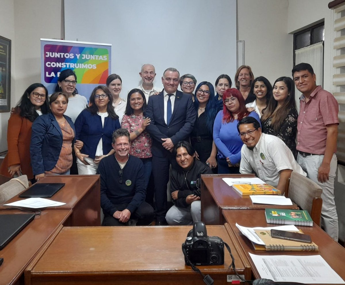 AlemaniaBOL's tweet photo. Hoy conocí el importante trabajo de Acción Cultural Loyola #ACLO, cuya misión es apoyar al proceso de alfabetización en 🇧🇴 a través de la radio. Con el apoyo de 🇩🇪, hoy en día la cultura de paz es un tema transversal en todas las acciones de ACLO. 🤝 https://t.co/2GGsUMWQxI