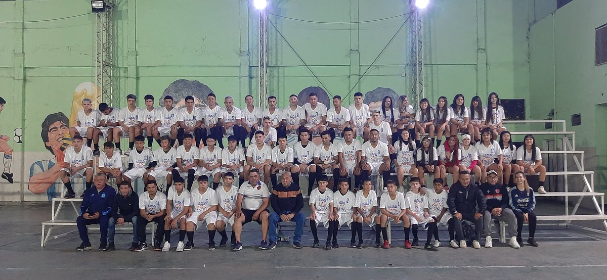 sfescalada's tweet photo. [FUTSAL 2023]

Presentación oficial de nuestros jugadores y jugadoras de Futsal para la Temporada 2023  Gracias por formar parte y vestir los colores del Tricolor de Barrio Escalada. Que sea un año de éxitos y aprendizaje. 

💙🤍❤

#futsal #futboldesalon #futsalargentina https://t.co/gaVZftDiOe