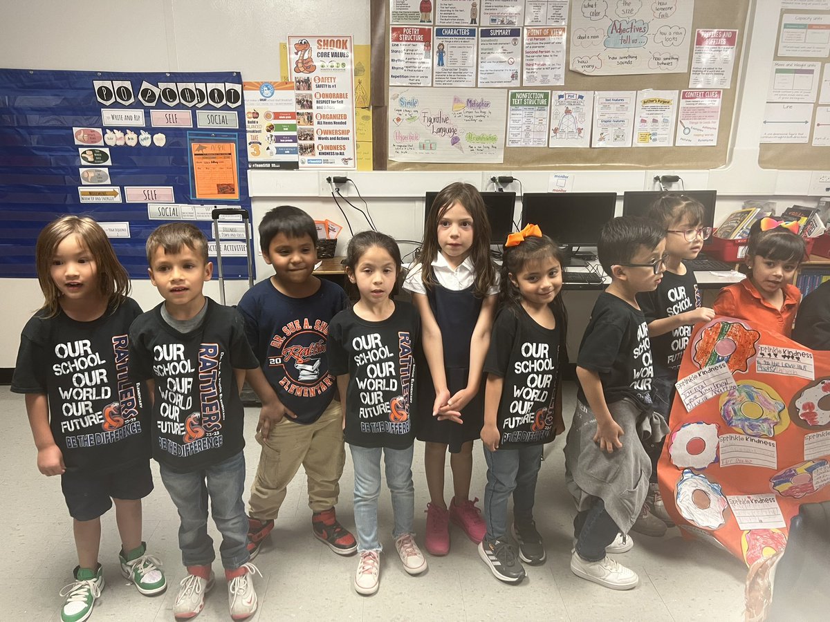 ASanchez_DSSE's tweet photo. Showing our support to our STAAR buddy in fourth grade Mrs. Zapata! Our students wrote inspirational messages! So proud! You all will rock the STAAR test! #shookempowers #TeamSisd 💕🙏🏼🤗#shinelikediamonds 💎 💕 https://t.co/Af55FmejlF
