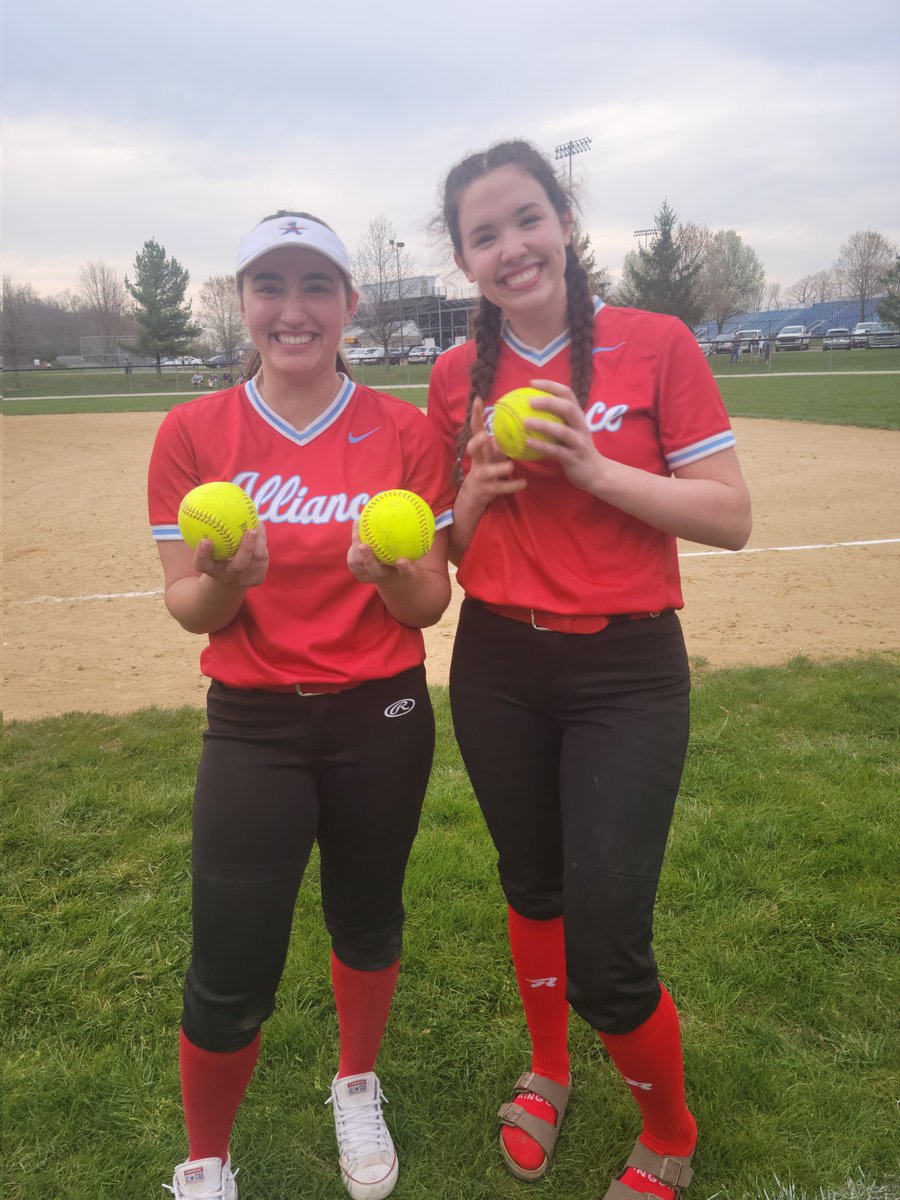 Varsity is coming home with another win! 15-4 against Ravenna. Shout out to Bri and Megan! Bri had two HR's and Meg with one! 💙❤️🥎