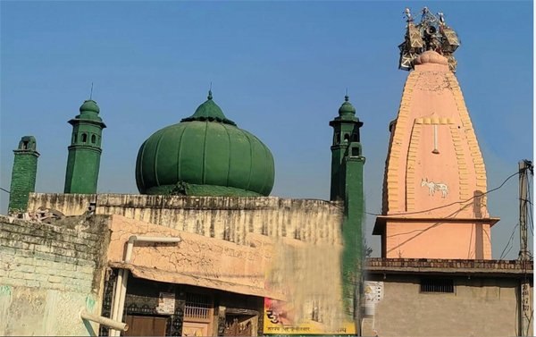 QureshiJunaed's tweet photo. मस्जिद की मीनारें बोलीं मंदिर के कंगूरों से
आओ मिलकर देश बचा लें मज़हब के लंगूरों से https://t.co/ENp3KnqzYI
