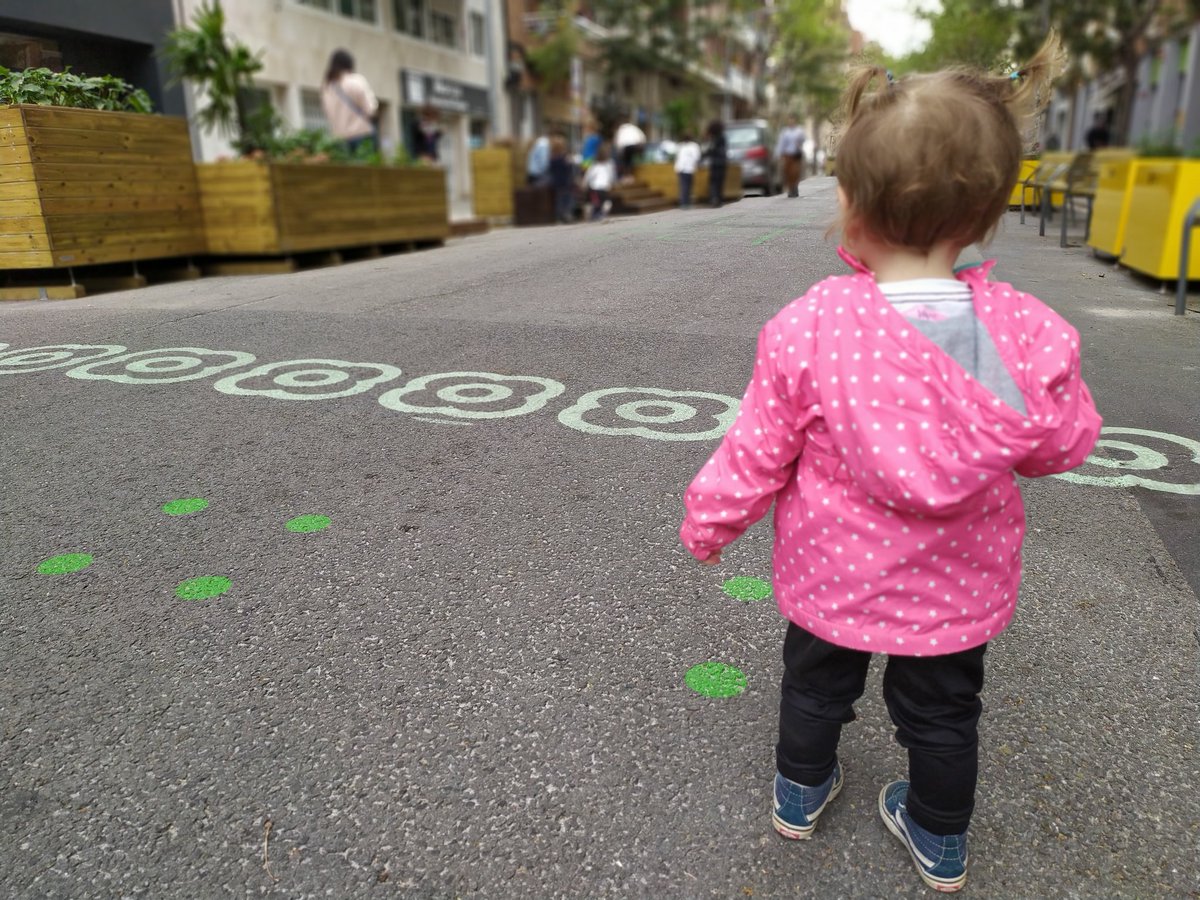 nuriacapdes's tweet photo. Perquè volem #entornsescolars segurs. Avui hem jugat una estona al c/Biscaia on el carrer ja és una mica més de tothom! #protegimlesescoles https://t.co/DAi7cLaVtq