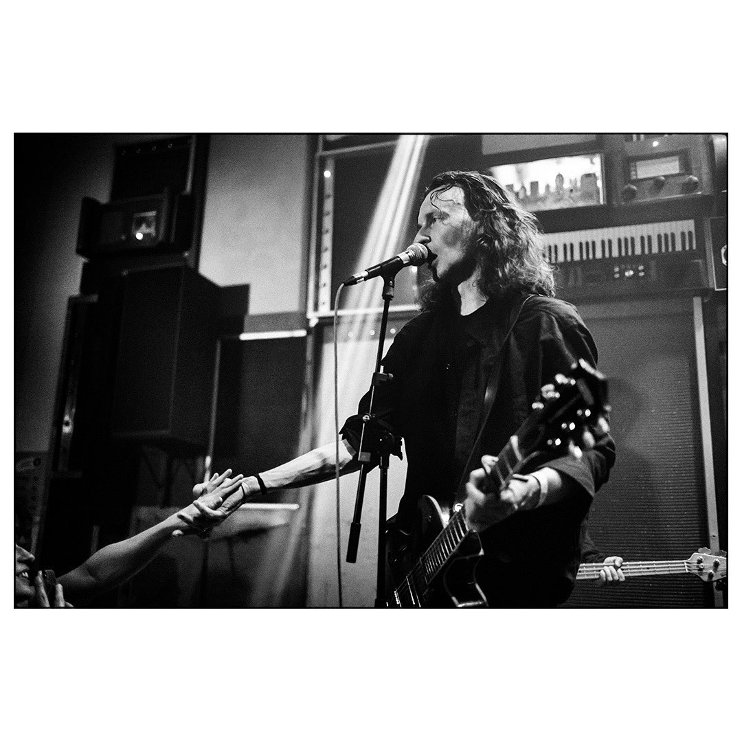 Stef_Burlot's tweet photo. Un peu d’amour dans ce monde de brutes. Le (fabuleux ^^) groupe russe @PlohoBand ce soir sur la scène du disquaire du @SUPERSONICparis - Paris, 14 avril 2023.
IG > https://t.co/SHQbGEBwfS
#ploho #supersonicclub @artoffact https://t.co/uce3lCzG7M
