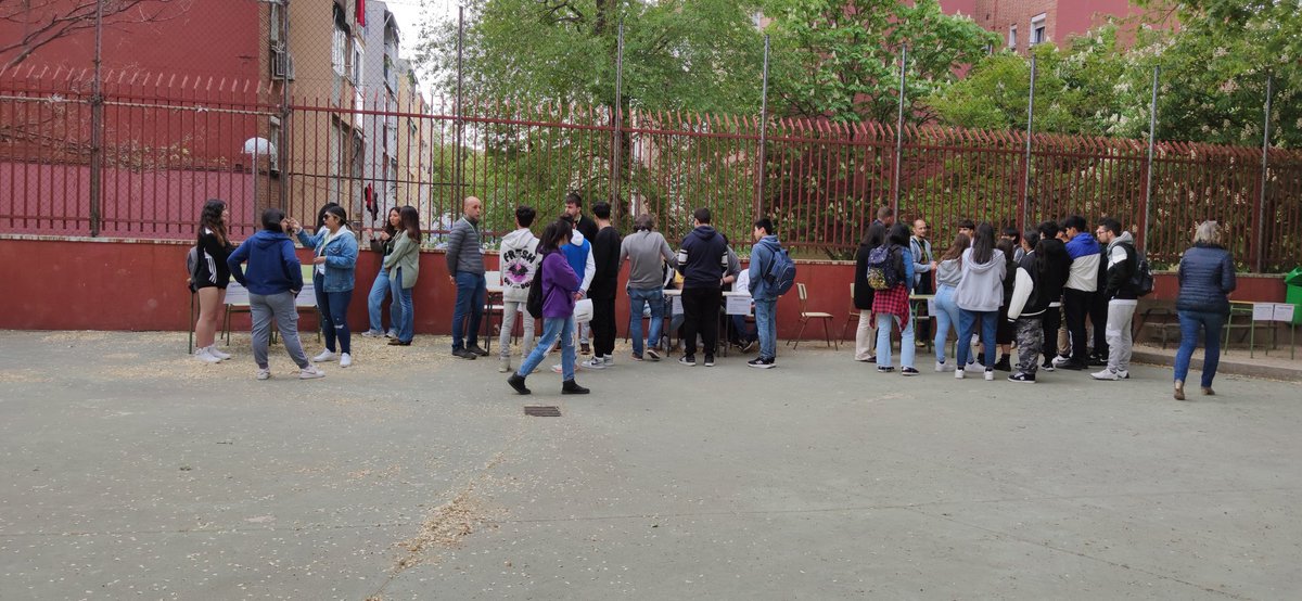 iessimancas's tweet photo. ORIENTANDO EL FUTURO, PARTIENDO DEL PASADO

Hoy se ha celebrado en el IES Barrio Simancas la primera Jornada de Orientación Académica y Profesional, destinada a los alumnos de 4º de ESO y Bachillerato. 
#orientacionacademica #iesbarriobilbao #iesquevedo #iesbarajas https://t.co/33kNnXqJ4K