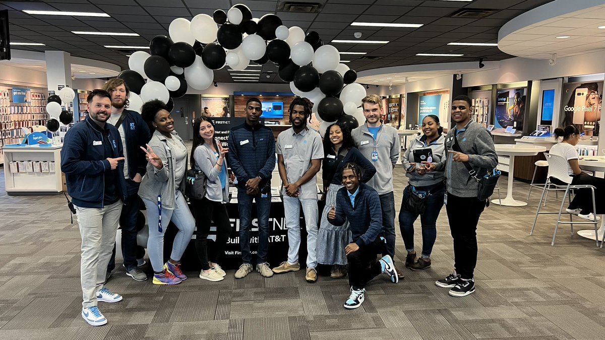 CoachMel__'s tweet photo. We got to kick off #FirstNetFriday with our new #inVINCEable 🦸🏽‍♂️Leader @VinceLeaks &amp; our awesome leader @Shawn6222 😎 The Goats are ready to lead NC into victory!💪🏽🐐

#LifeAtAtt #Goats
@MASMakeItMatter @NC_Storm_ @404girl https://t.co/7sI0U3My0d